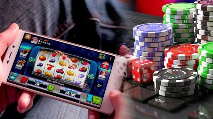 Pengguna ponsel membaca voucher jkt777